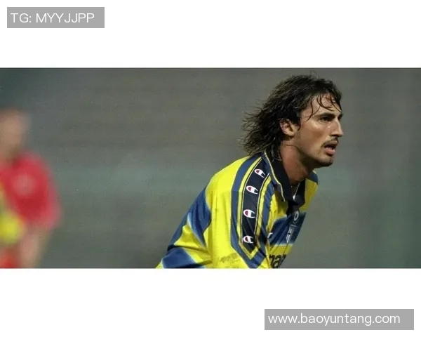 头发微黄的足球明星们在绿茵场上的风采与传奇故事