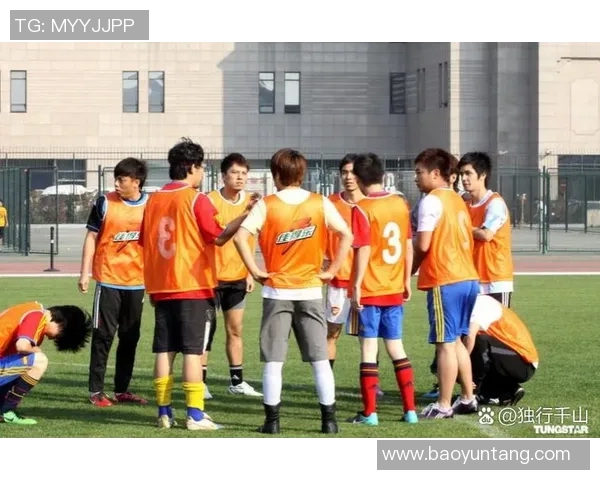 足球明星齐聚一堂挑战经典阵容搭配图揭秘精彩瞬间与战术布局